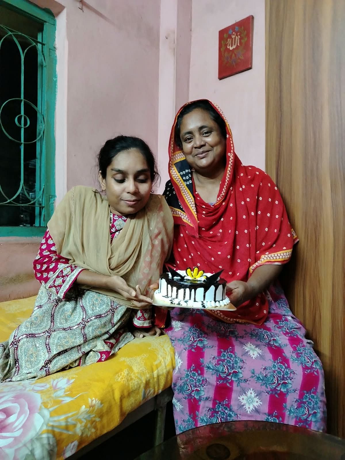 ‘মায়ের পায়ে পথ চলে’ রাজিয়ার, প্রতিবন্ধকতার বাধা ডিঙিয়ে স্নাতকোত্তর ডিগ্রি অর্জন