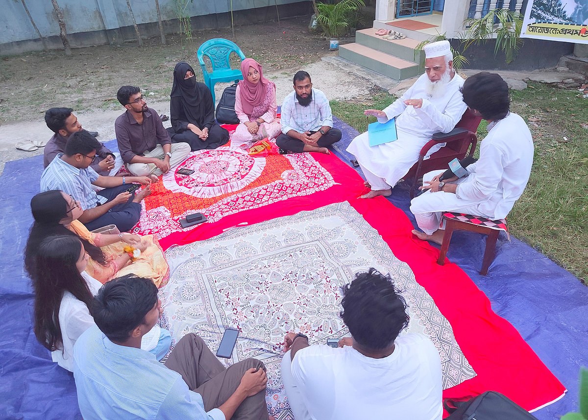 যুদ্ধের গল্প শুনতে মুক্তিযোদ্ধার উঠানে বন্ধুসভার তরুণেরা