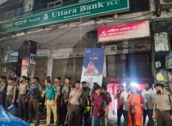 রাজনৈতিক দলের কার্যালয় ঘিরে ‘মব’, 
পুলিশের ভূমিকা নিয়ে প্রশ্ন
