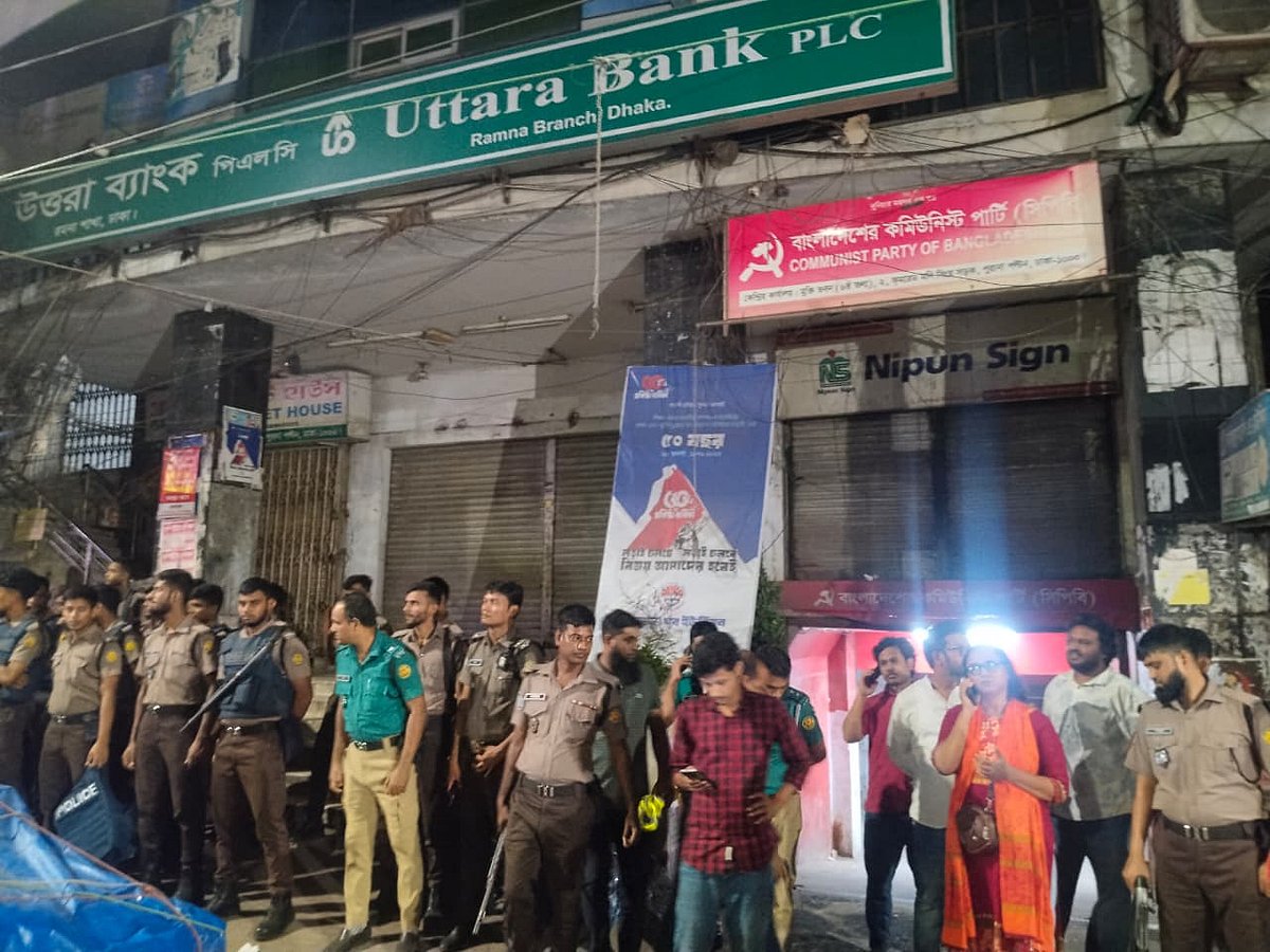রাজনৈতিক দলের কার্যালয় ঘিরে ‘মব’, 
পুলিশের ভূমিকা নিয়ে প্রশ্ন