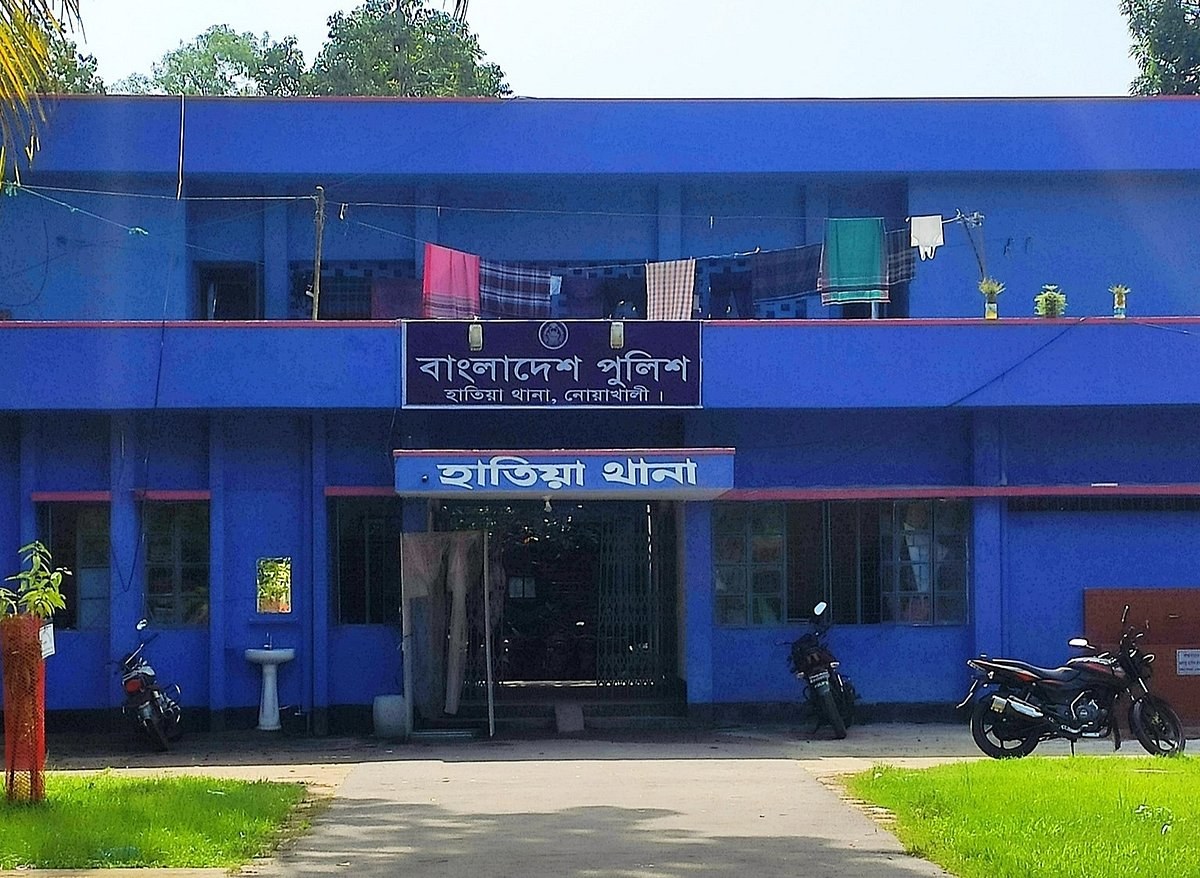 লোকজন জড়ো হয়ে ঘিরে ধরে পুলিশকে, ফাঁকে পালিয়ে যায় হত্যা মামলার আসামি