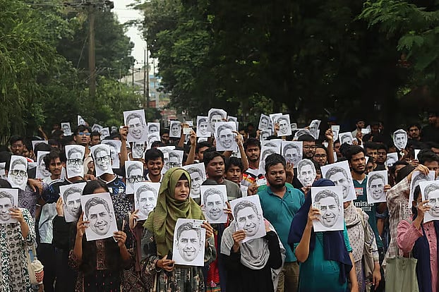 ‘শাটডাউন’ কর্মসূচিতে শিক্ষার্থীরা, প্রশাসনিক ভবনে তালা, এর মধ্যেই চুয়েট ভিসির রুটিন দায়িত্বে অধ্যাপক আরাফাত