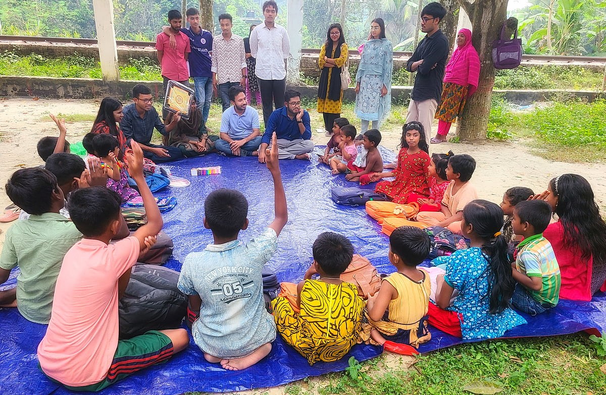 শিশুদের মধ্যে খেলাধুলার সামগ্রী বিতরণ করল রাজশাহী বিশ্ববিদ্যালয় বন্ধুসভা