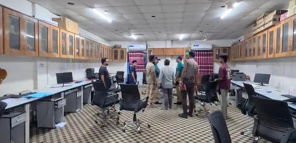 ‘সবার আগে তোর লাশ পড়ে থাকবে’ হুমকির পর কুরিয়ার সার্ভিসের কাভার্ড ভ্যান ভাঙচুর