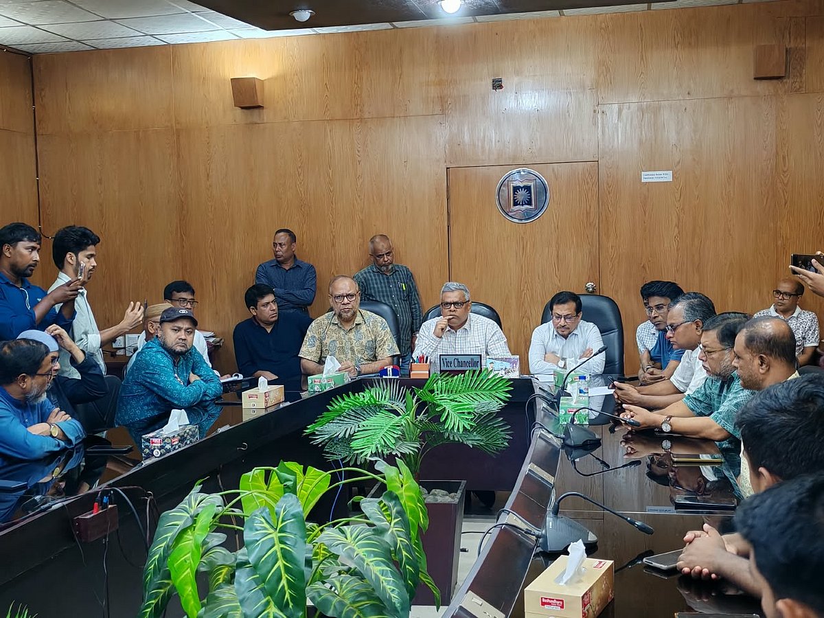 সাংবাদিকদের দাবির মুখে হল প্রাধ্যক্ষকে অব্যাহতি, আরও যেসব সিদ্ধান্ত নিল প্রশাসন