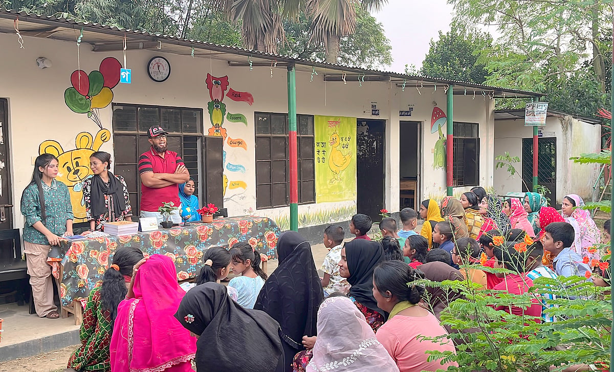 সাভার বন্ধুসভার উদ্যোগে শিশুদের সঙ্গে স্কুলে ফিরছেন মায়েরাও