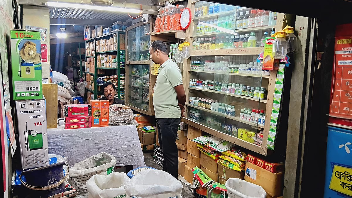 সারের ৫৭ ডিলারের ৪৫ জনই বিএনপি নেতা-কর্মী, বাদ পড়লেন পুরোনো ব্যবসায়ীরা