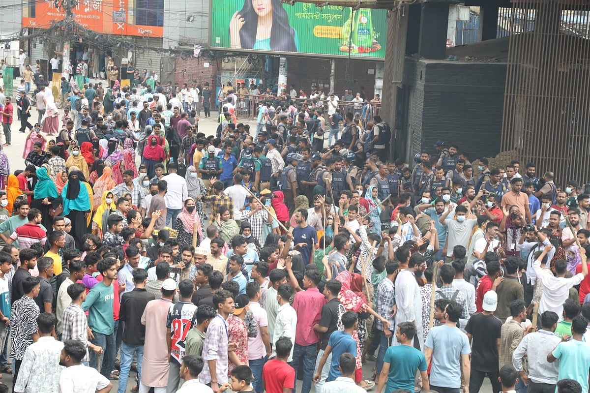 ন্যূনতম বেতন ৩০ হাজার টাকার দাবিতে মিরপুর পোশাক শ্রমিকদের অবরোধ, ভাঙচুর